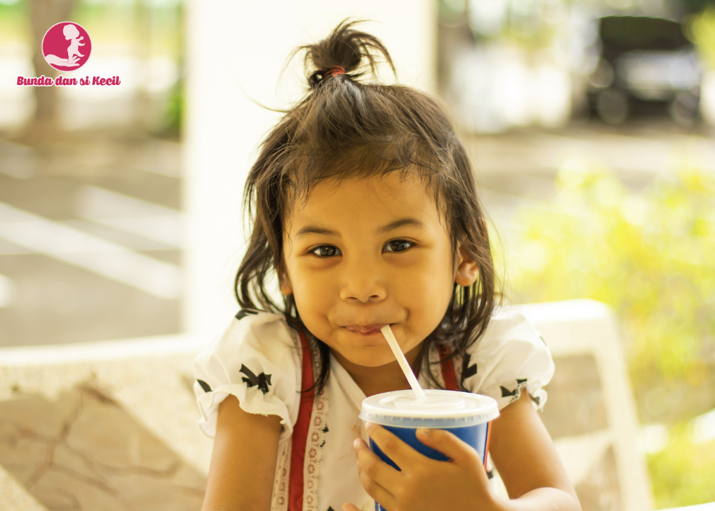 Cara Mengajarkan Anak Minum dengan Sedotan dengan Mudah